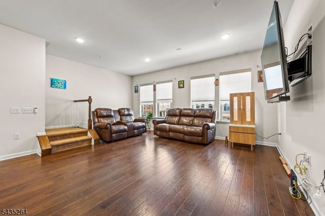 18 Cortland Ct, Livingston Twp., NJ 07039