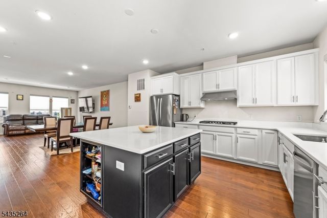 18 Cortland Ct, Livingston Twp., NJ 07039