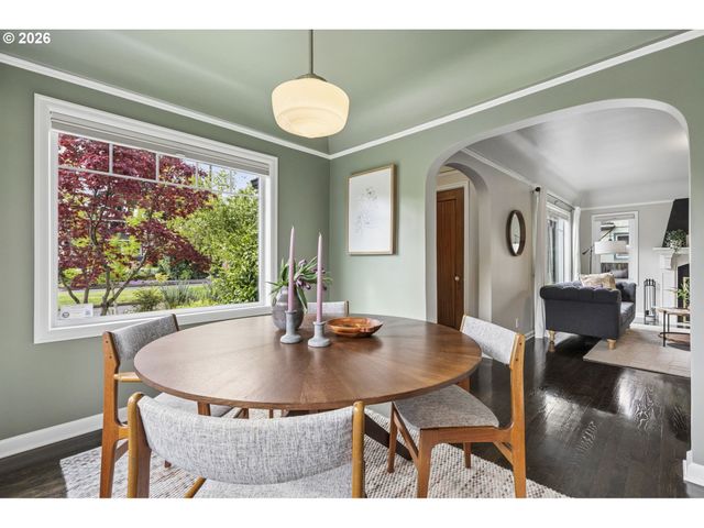 1525 Ne AINSWORTH St, Portland, OR 97211