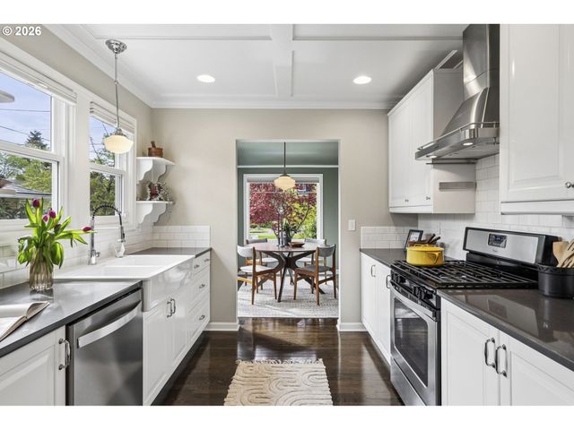 1525 Ne AINSWORTH St, Portland, OR 97211