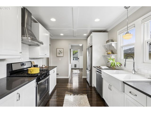 1525 Ne AINSWORTH St, Portland, OR 97211