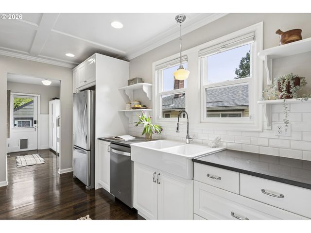 1525 Ne AINSWORTH St, Portland, OR 97211