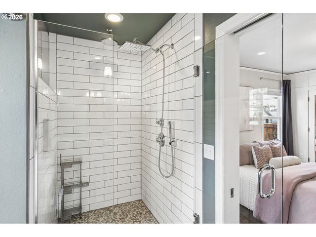 1525 Ne AINSWORTH St, Portland, OR 97211