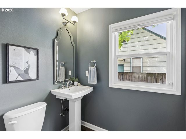 1525 Ne AINSWORTH St, Portland, OR 97211