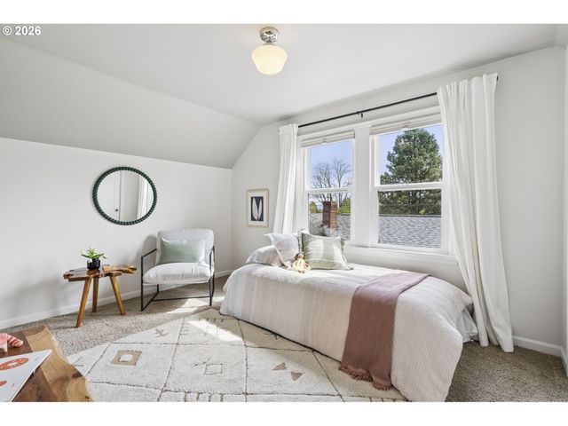 1525 Ne AINSWORTH St, Portland, OR 97211