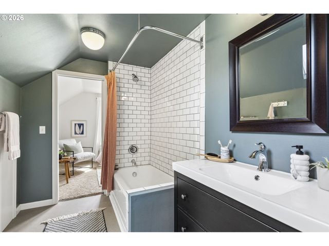 1525 Ne AINSWORTH St, Portland, OR 97211