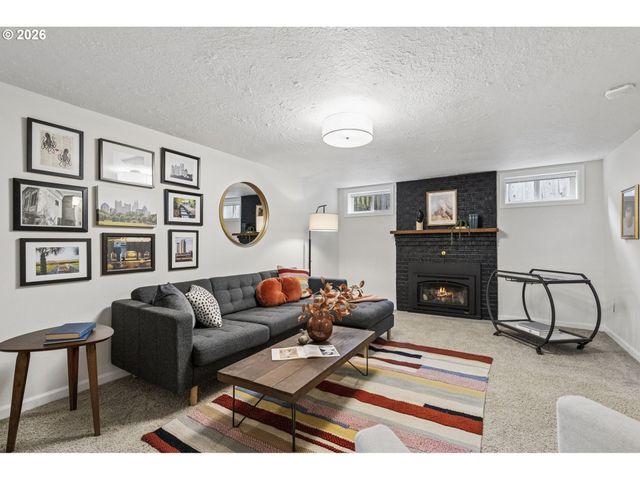 1525 Ne AINSWORTH St, Portland, OR 97211