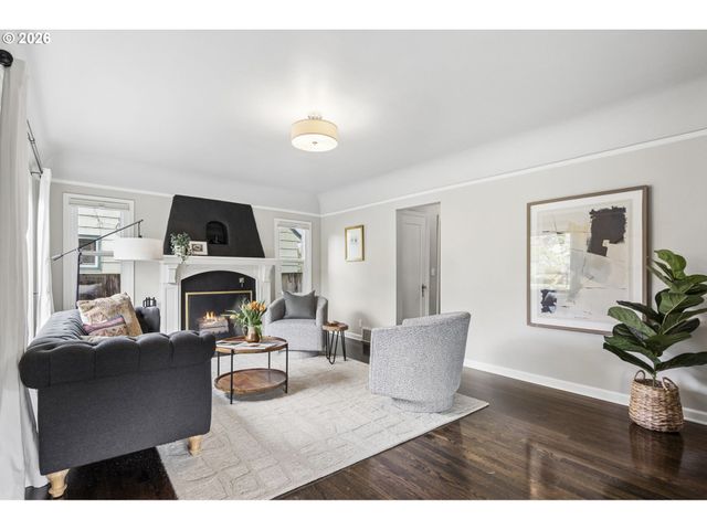 1525 Ne AINSWORTH St, Portland, OR 97211