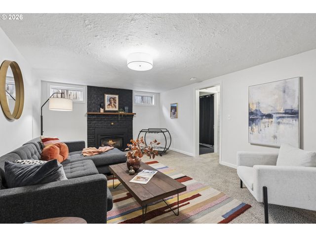 1525 Ne AINSWORTH St, Portland, OR 97211