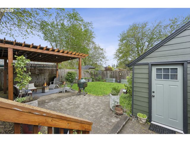 1525 Ne AINSWORTH St, Portland, OR 97211