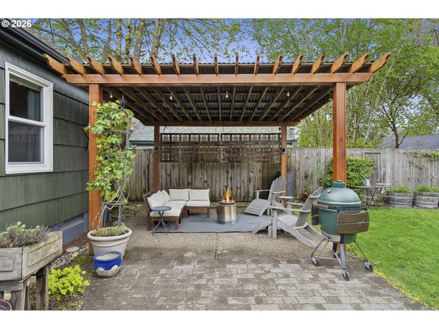 1525 Ne AINSWORTH St, Portland, OR 97211