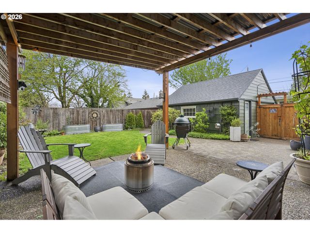 1525 Ne AINSWORTH St, Portland, OR 97211