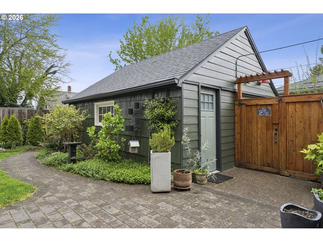 1525 Ne AINSWORTH St, Portland, OR 97211