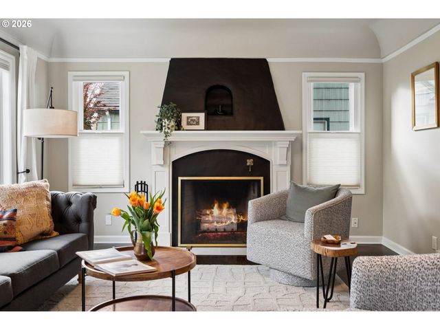 1525 Ne AINSWORTH St, Portland, OR 97211