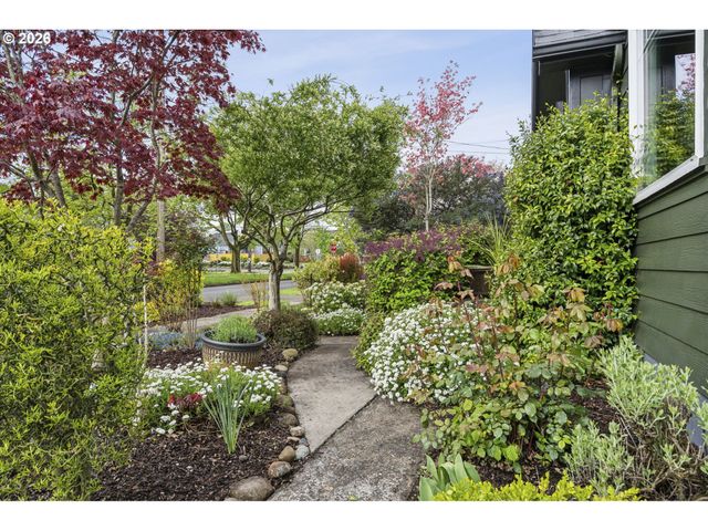 1525 Ne AINSWORTH St, Portland, OR 97211