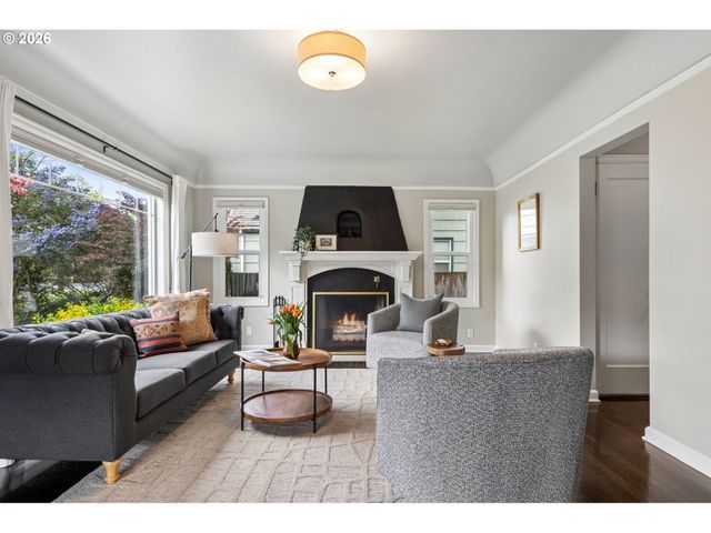 1525 Ne AINSWORTH St, Portland, OR 97211