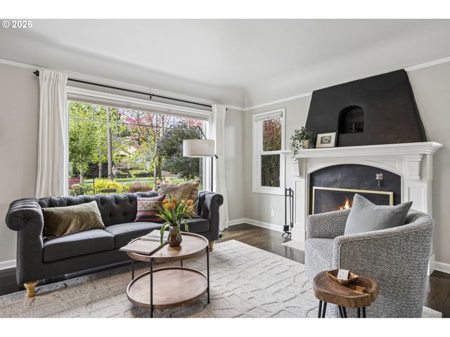 1525 Ne AINSWORTH St, Portland, OR 97211