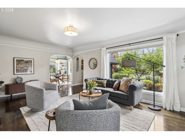 1525 Ne AINSWORTH St, Portland, OR 97211