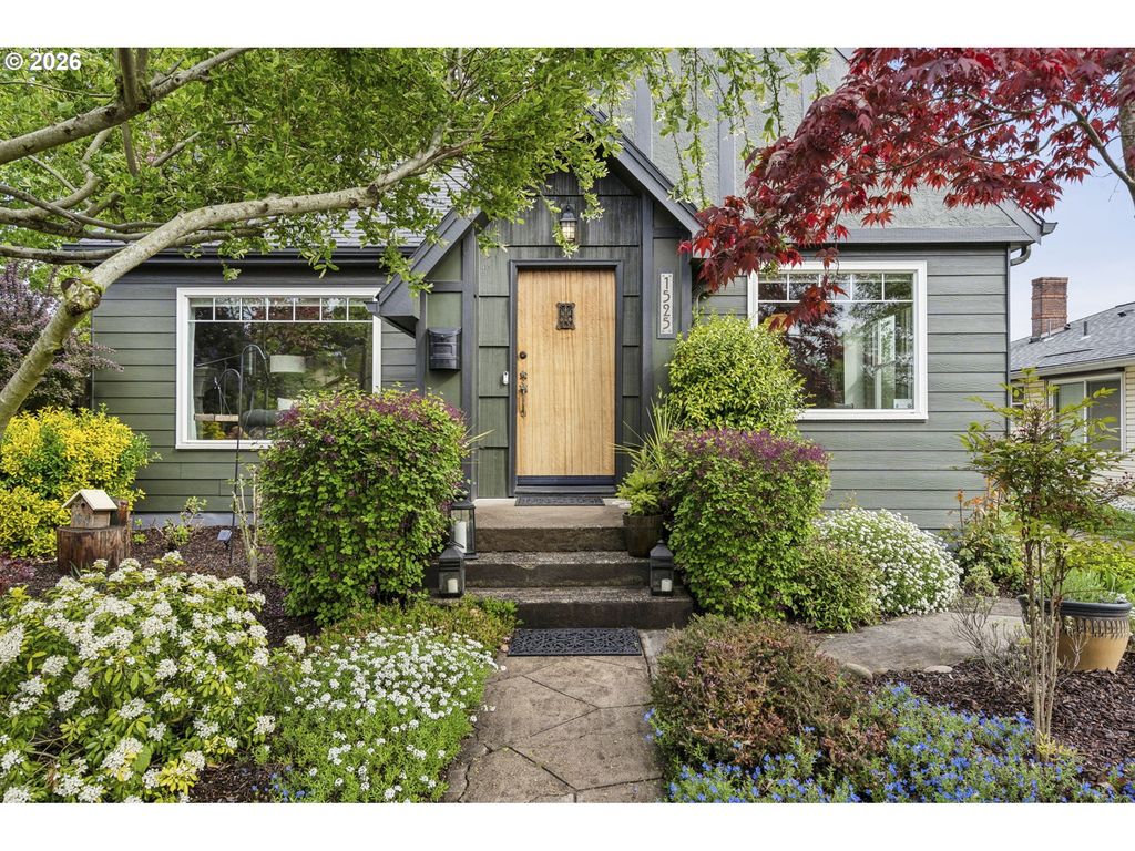 1525 Ne AINSWORTH St, Portland, OR 97211