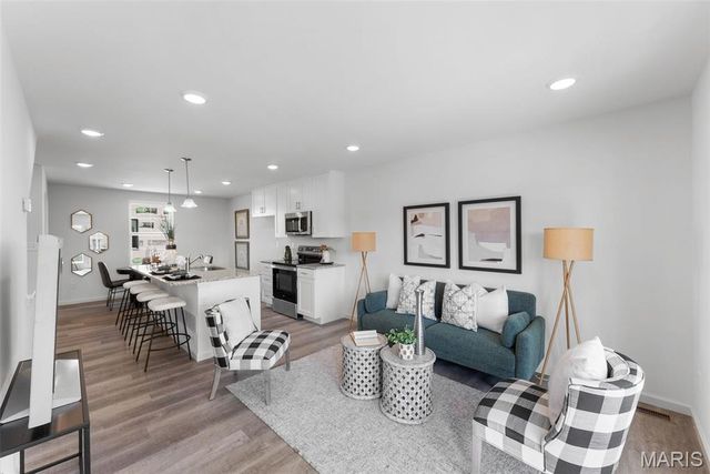 112 Canal Cottage Alley, St Charles, MO 63301