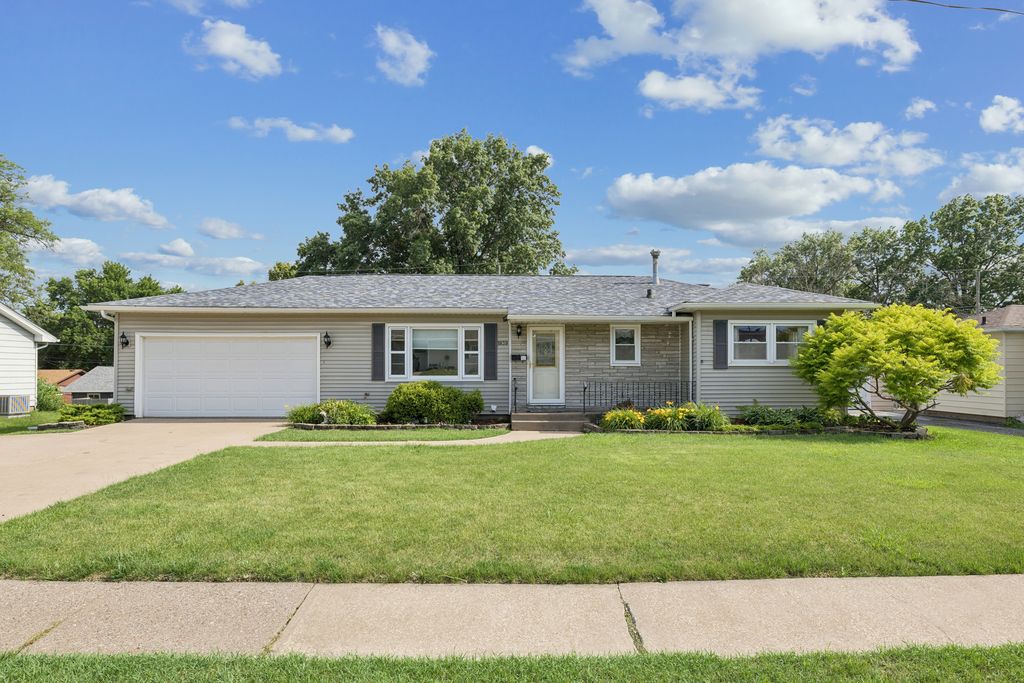 1839 W 38th Place, Davenport, IA 52806