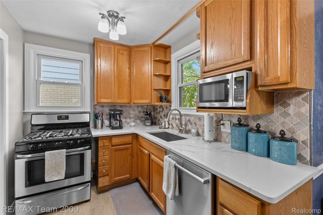 2824 Bennett Street, Dearborn, MI 48124