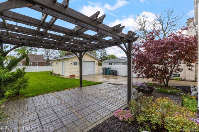 2824 Bennett Street, Dearborn, MI 48124
