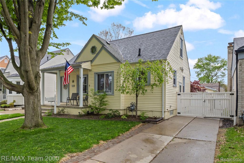 2824 Bennett Street, Dearborn, MI 48124