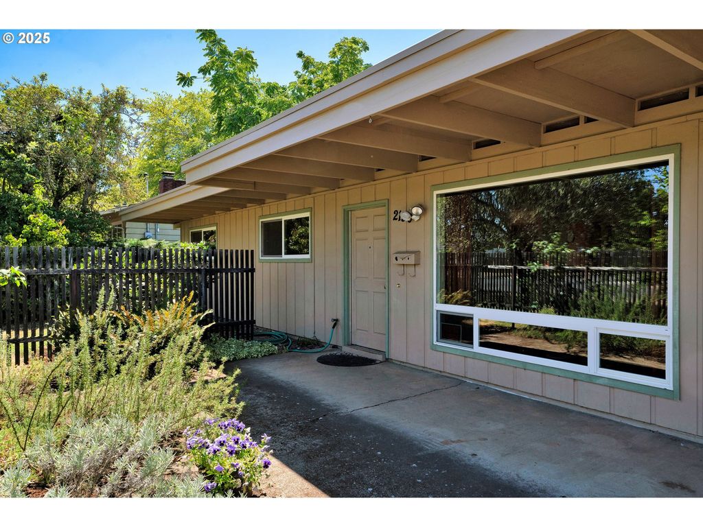 2130 GRANT St, Eugene, OR 97405