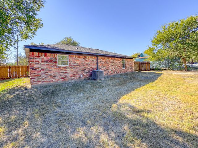 812 W 11th Avenue, Corsicana, TX 75110