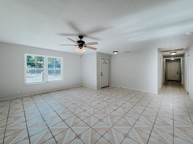 812 W 11th Avenue, Corsicana, TX 75110