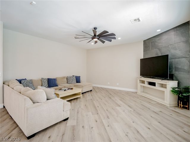 1740 Oval Circle, Las Vegas, NV 89117