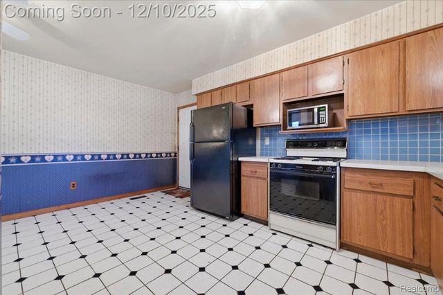 21231 Tiffany Drive, Woodhaven, MI 48183