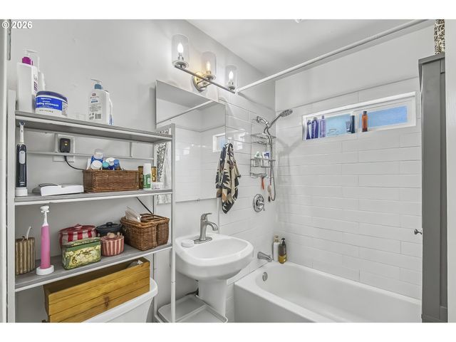2523 Ne 111TH Ave, Portland, OR 97220