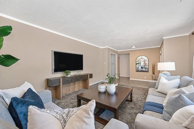 9700 Mira Del Rio Dr, Sacramento, CA 95827