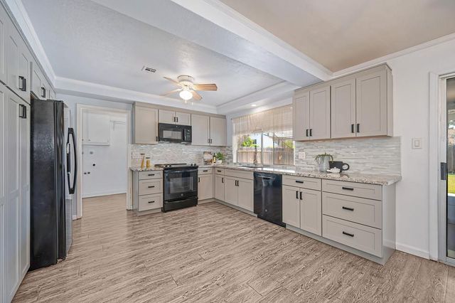 9700 Mira Del Rio Dr, Sacramento, CA 95827