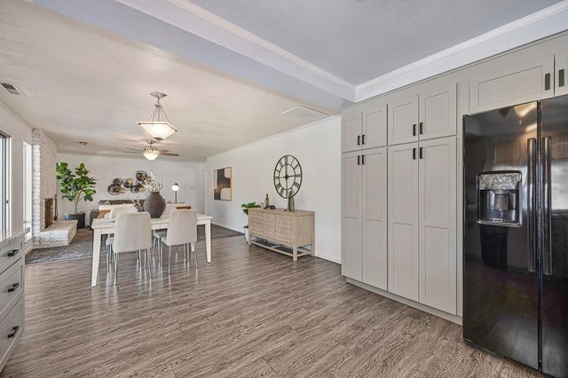 9700 Mira Del Rio Dr, Sacramento, CA 95827