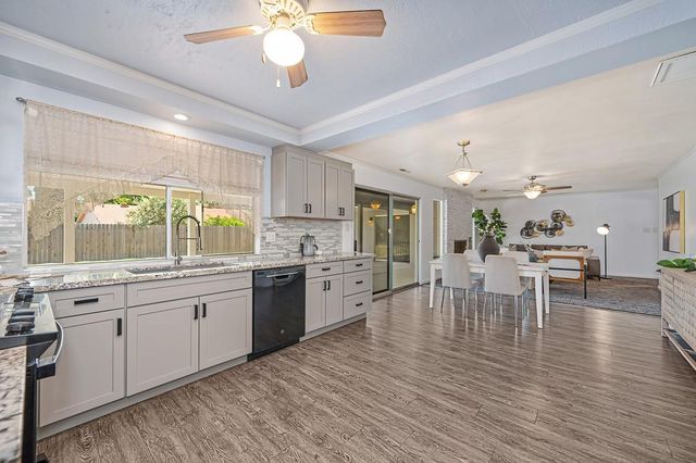 9700 Mira Del Rio Dr, Sacramento, CA 95827