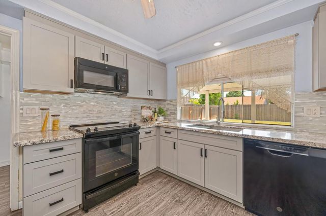 9700 Mira Del Rio Dr, Sacramento, CA 95827