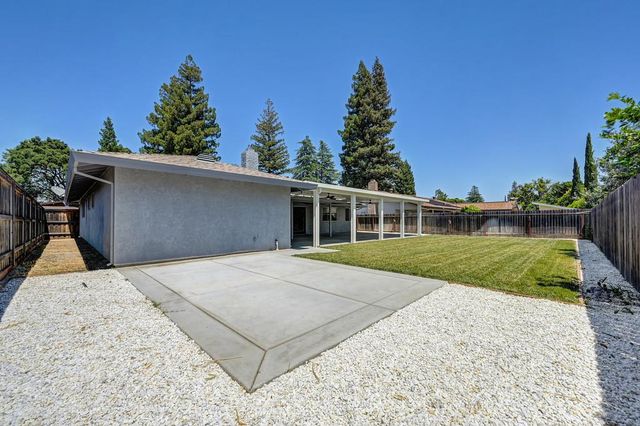 9700 Mira Del Rio Dr, Sacramento, CA 95827