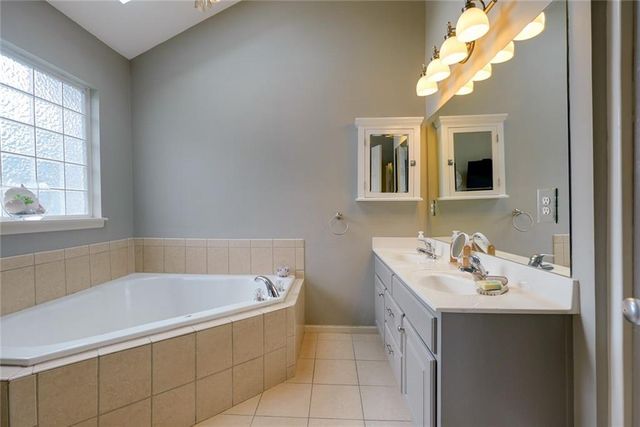 3416 S Arrowhead Court, Independence, MO 64057