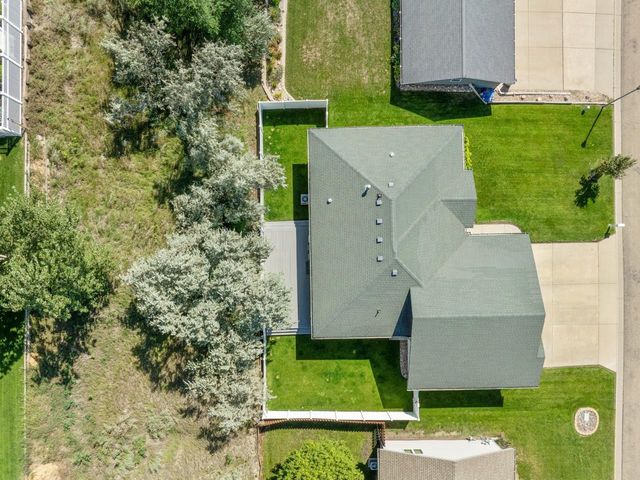 1424 Golden Valley Ln, Minot, ND 58703