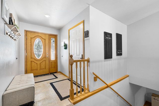 1424 Golden Valley Ln, Minot, ND 58703