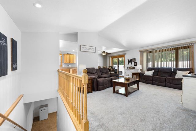 1424 Golden Valley Ln, Minot, ND 58703