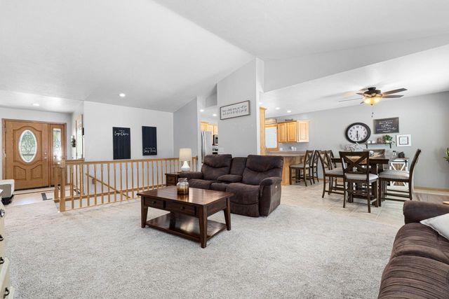 1424 Golden Valley Ln, Minot, ND 58703