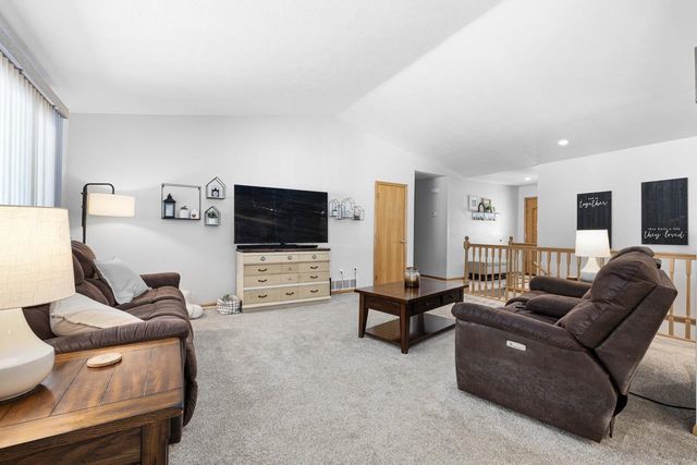1424 Golden Valley Ln, Minot, ND 58703