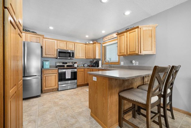 1424 Golden Valley Ln, Minot, ND 58703