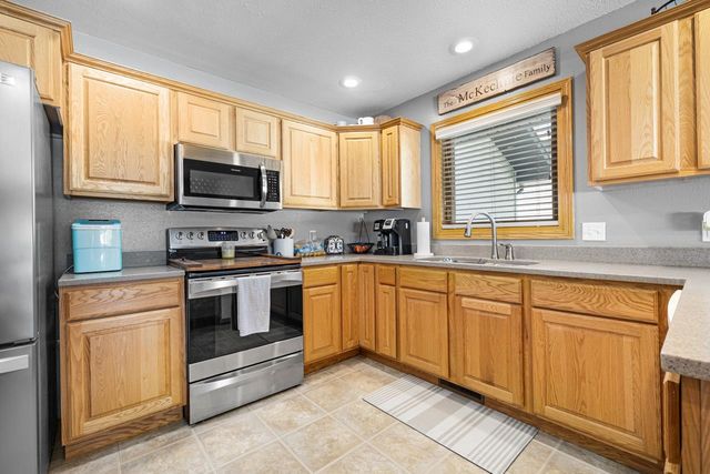 1424 Golden Valley Ln, Minot, ND 58703