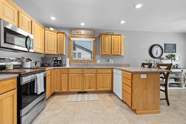 1424 Golden Valley Ln, Minot, ND 58703