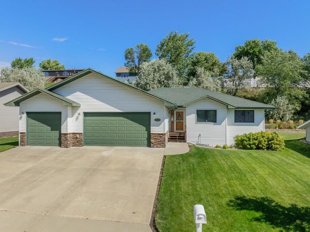 1424 Golden Valley Ln, Minot, ND 58703